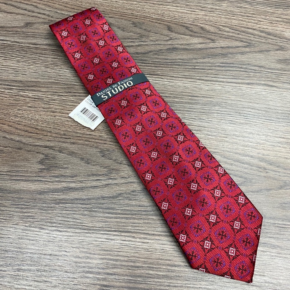 Daniel De Fasson NWT Red Medallion Pattern Tie
